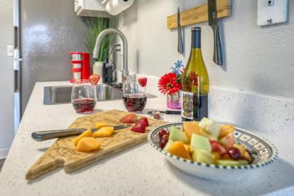 Vibrant 1br with California king Bed and Fast Wifi for Traveling Workers Linemen Contractors - image 4