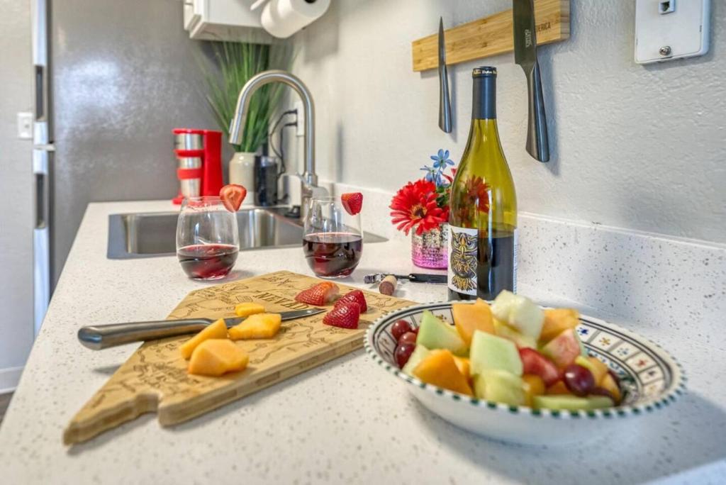 Vibrant 1br with California king Bed and Fast Wifi for Traveling Workers Linemen Contractors - image 4
