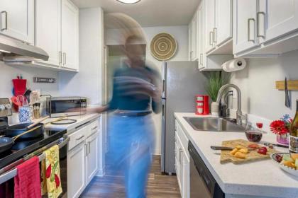 Vibrant 1br with California king Bed and Fast Wifi for Traveling Workers Linemen Contractors - image 5