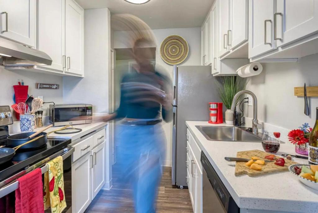 Vibrant 1br with California king Bed and Fast Wifi for Traveling Workers Linemen Contractors - image 5