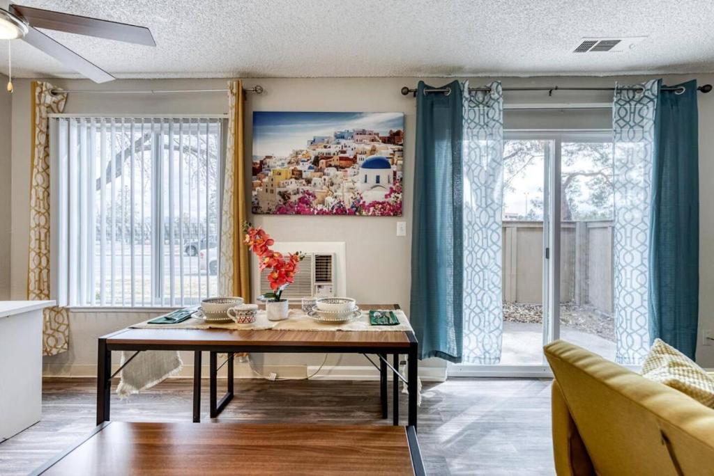 Vibrant 1br with California king Bed and Fast Wifi for Traveling Workers Linemen Contractors - image 6