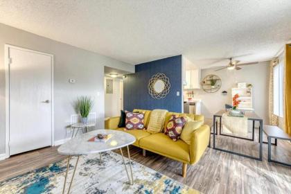 Vibrant 1br with California king Bed and Fast Wifi for Traveling Workers Linemen Contractors - image 8