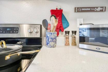 Vibrant 1br with California king Bed and Fast Wifi for Traveling Workers Linemen Contractors - image 9