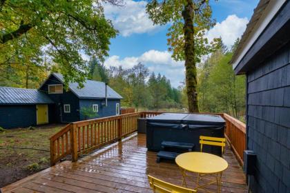 Riverbend #1-Private hot tub - close to ski slopes - image 10