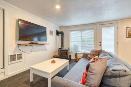 Riverbend #1-Private hot tub - close to ski slopes - image 12