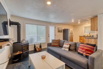 Riverbend #1-Private hot tub - close to ski slopes - image 13