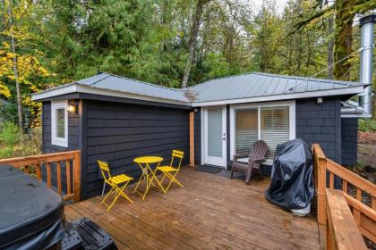 Riverbend #1-Private hot tub - close to ski slopes - image 7