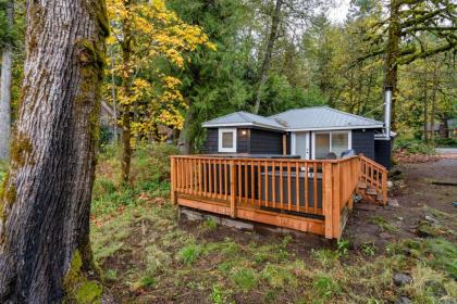 Riverbend #1-Private hot tub - close to ski slopes - image 8