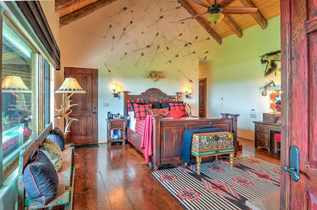 Exquisite Blame Her Ranch about 50 Mi to Santa Fe! - image 4