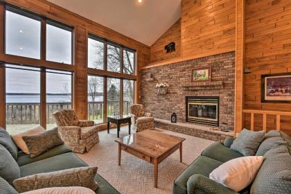 Cozy Expansive Lakefront Getaway with Spacious Deck Wisconsin