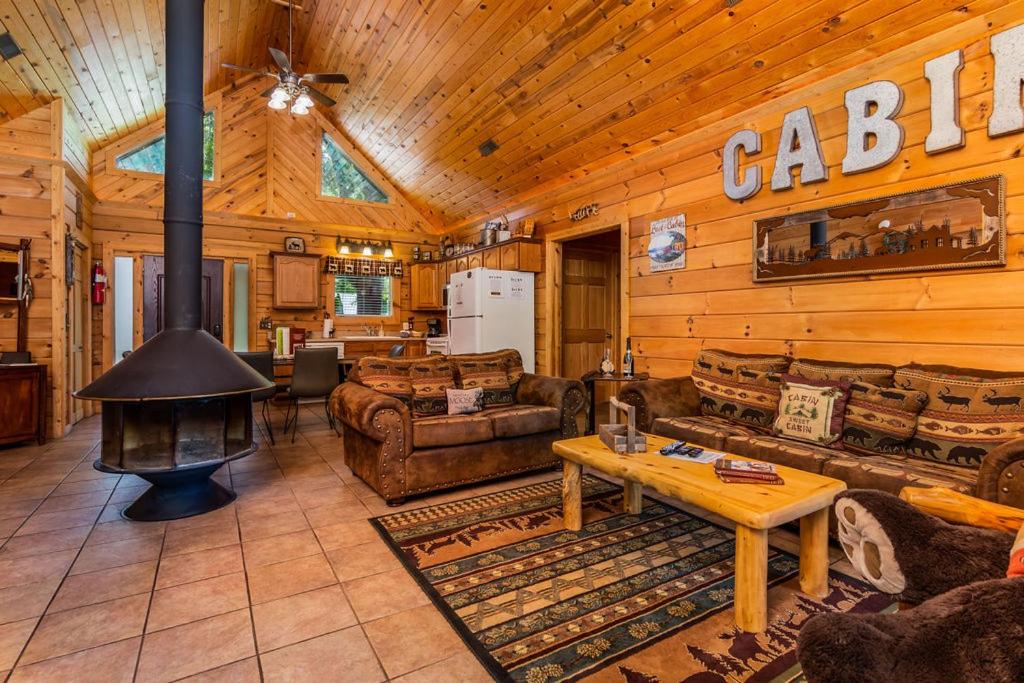 Fairway View Cabin Hot Tub Fireplace Great Views WIFI Grill - main image