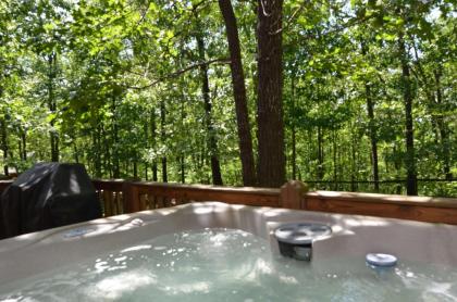Premium Cabin HotTub Near Shows with gametable Dining Room Deer Tracks - image 11