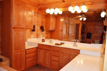 Premium Cabin HotTub Near Shows with gametable Dining Room Deer Tracks - image 12