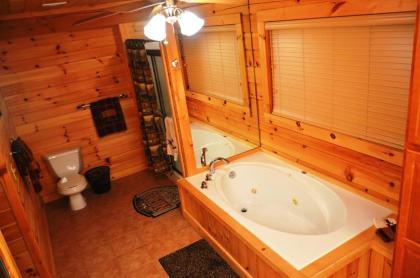 Premium Cabin HotTub Near Shows with gametable Dining Room Deer Tracks - image 14