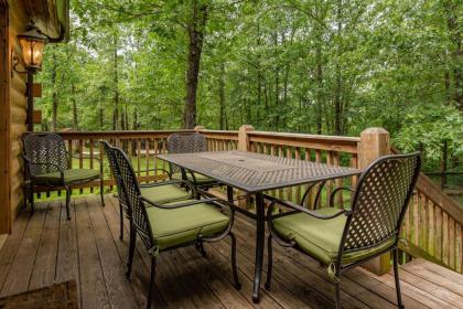 Premium Cabin HotTub Near Shows with gametable Dining Room Deer Tracks - image 3
