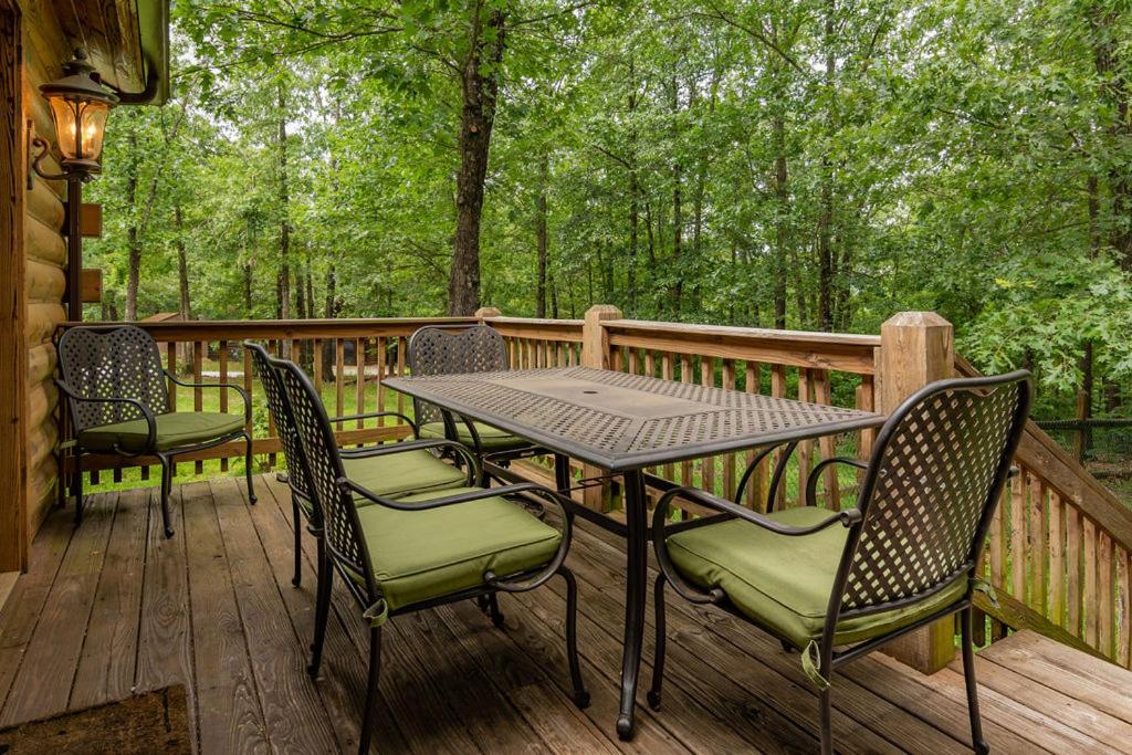 Premium Cabin HotTub Near Shows with gametable Dining Room Deer Tracks - image 3