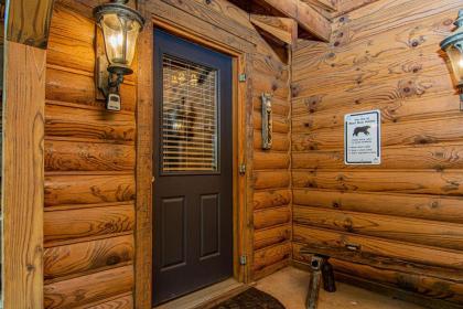 Premium Cabin HotTub Near Shows with gametable Dining Room Deer Tracks - image 4