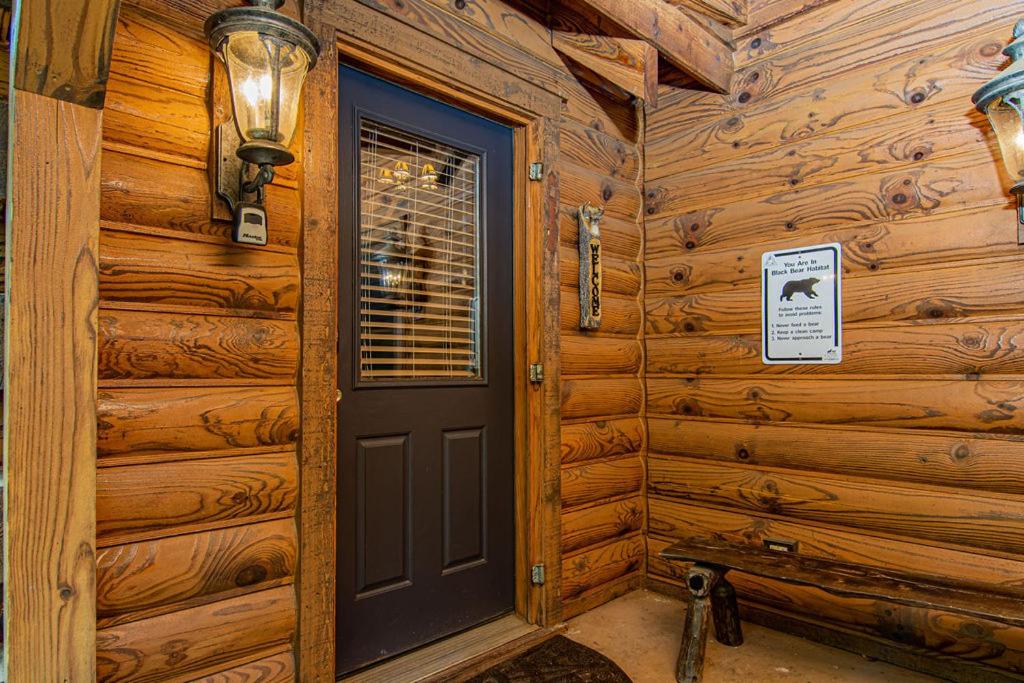 Premium Cabin HotTub Near Shows with gametable Dining Room Deer Tracks - image 4