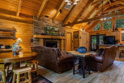 Premium Cabin HotTub Near Shows with gametable Dining Room Deer Tracks - image 5