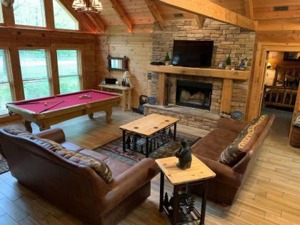 Premium Cabin HotTub Near Shows with gametable Dining Room Deer Tracks - image 6