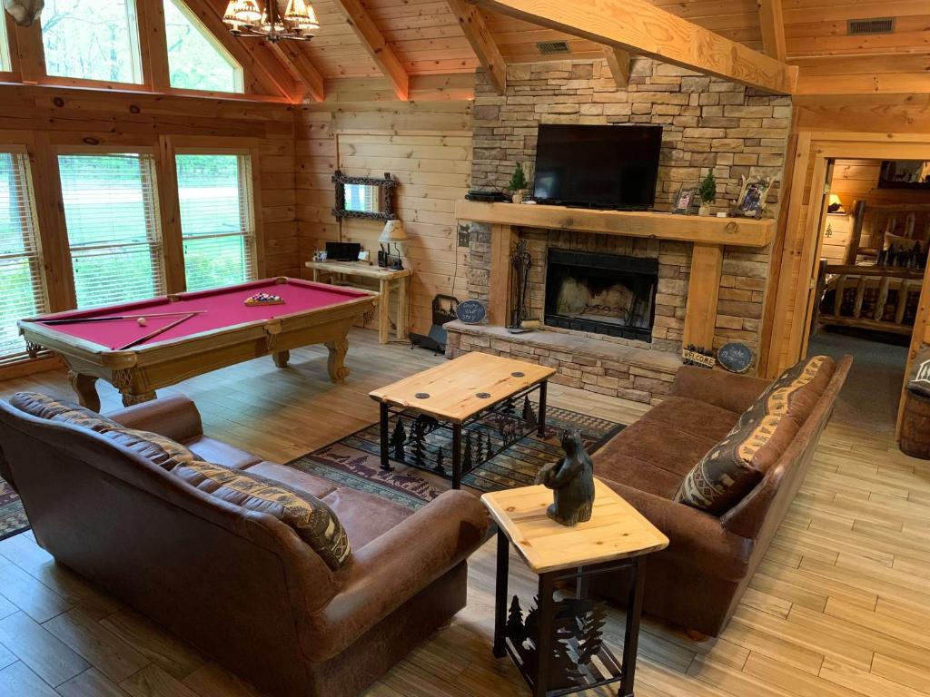 Premium Cabin HotTub Near Shows with gametable Dining Room Deer Tracks - image 6