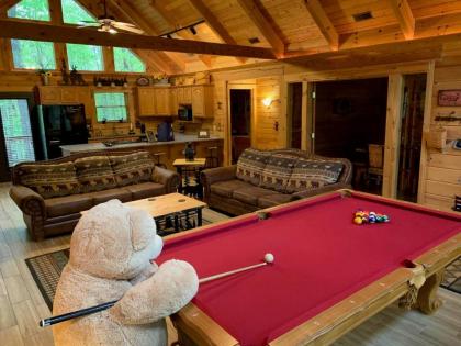 Premium Cabin HotTub Near Shows with gametable Dining Room Deer Tracks - image 7