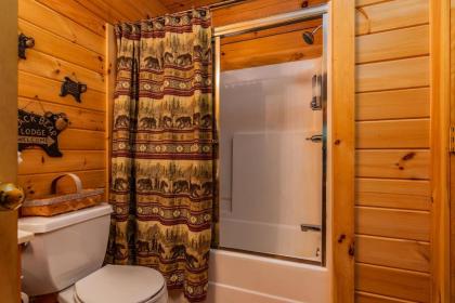 Premium Cabin HotTub Near Shows with gametable Dining Room Deer Tracks - image 8