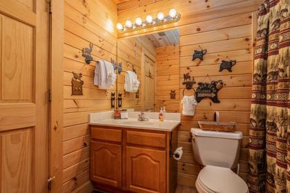 Premium Cabin HotTub Near Shows with gametable Dining Room Deer Tracks - image 9