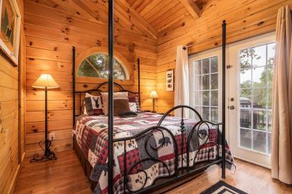 Beautiful Pet Friendly Branson Bear Cabin- private hot tub! - image 9