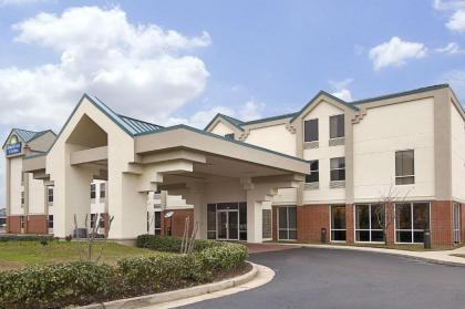 Days Inn & Suites by Wyndham Ridgeland - image 1