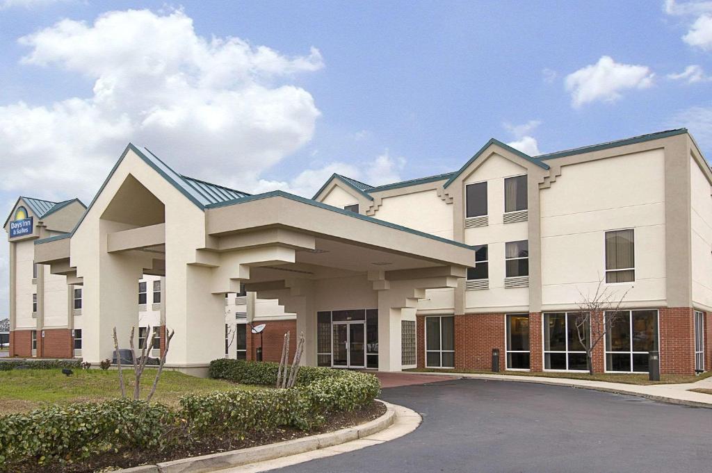 Days Inn & Suites by Wyndham Ridgeland - main image