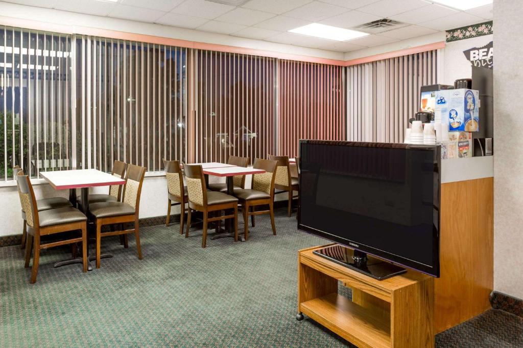 Travelodge by Wyndham Ridgeway Martinsville Area - image 6