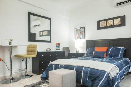 Studio with pool table just 15 minutes from the beach - image 2