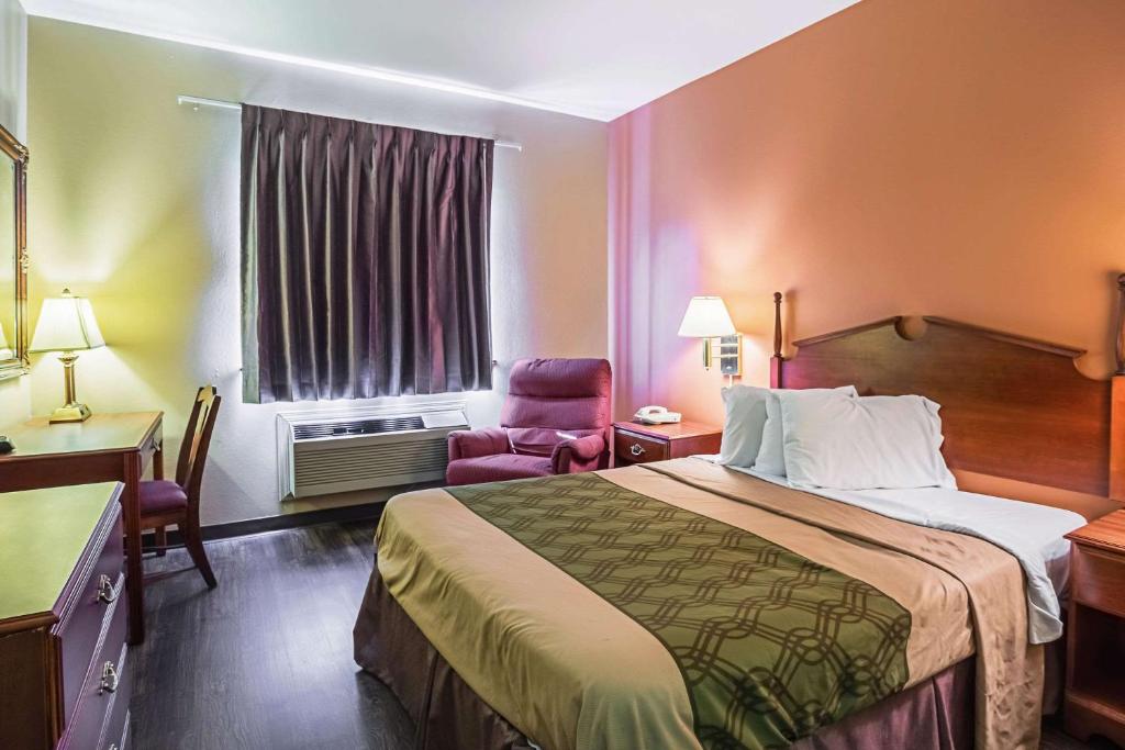 Econo Lodge Inn & Suites Ripley - image 6