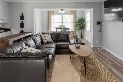 The Landing - 4 Bdrm Sleeps 10 - 5 Min To Airport - image 1