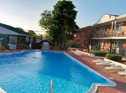 Budget Host East End Hotel in Riverhead - image 8