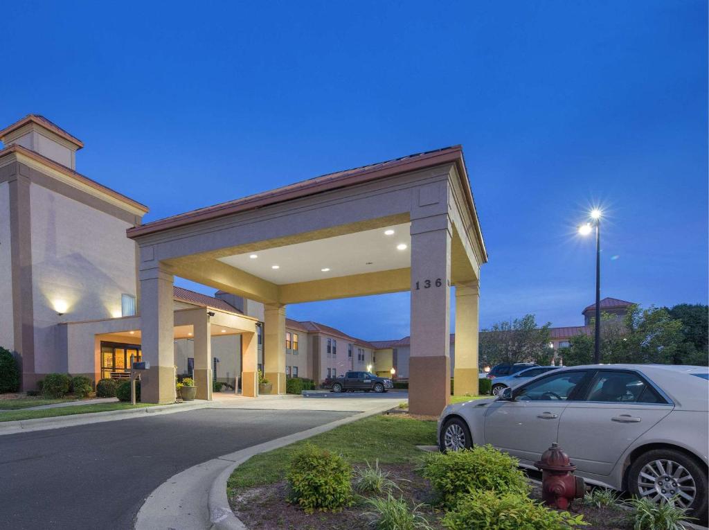 SureStay Plus Hotel by Best Western Roanoke Rapids I-95 - image 6
