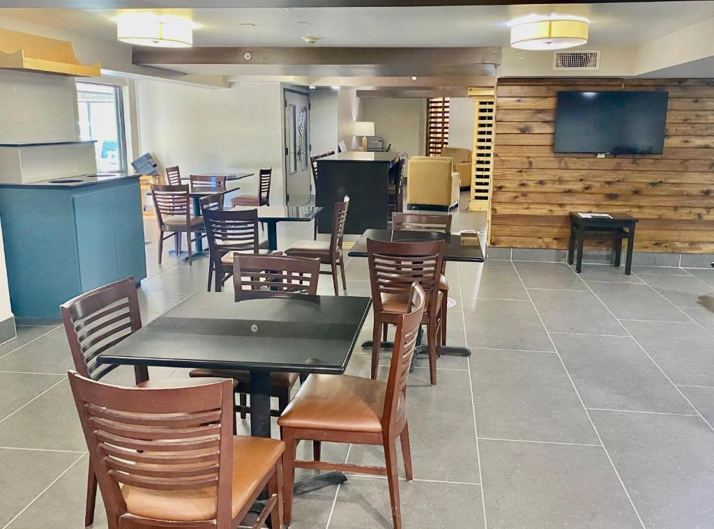 Country Inn & Suites by Radisson Roanoke Rapids NC - image 2