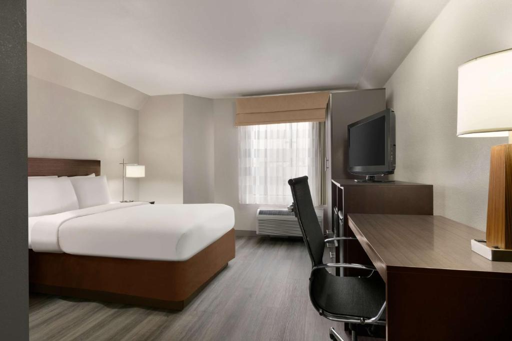 Country Inn & Suites by Radisson Roanoke Rapids NC - image 5