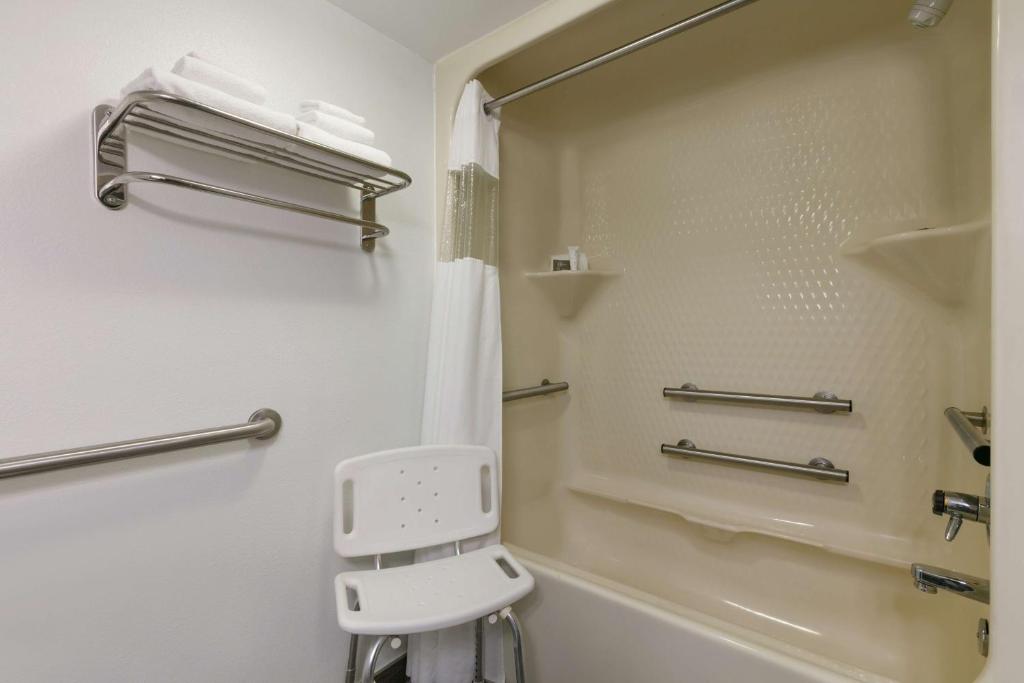 Country Inn & Suites by Radisson Roanoke Rapids NC - image 6