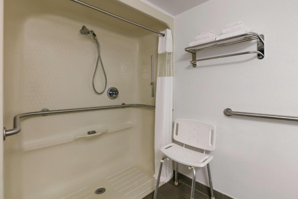 Country Inn & Suites by Radisson Roanoke Rapids NC - image 7