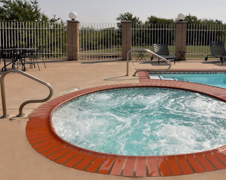 Comfort Suites Roanoke - Fort Worth North - image 2