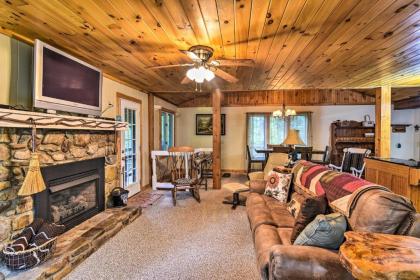 Cozy Robbinsville Cabin with Deck-By Fontana Lake - image 11