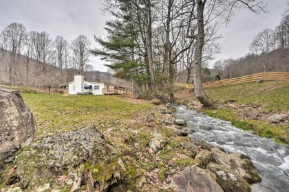 Smoky mtn Cabin with Deck and Grill   mins to At North Carolina