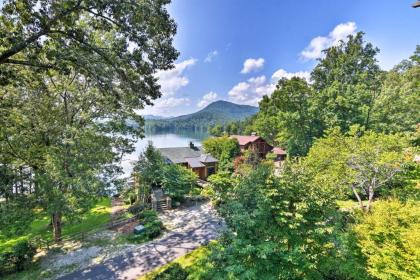 Luxury Lake Santeetlah Home with Deck Walk to marina Robbinsville