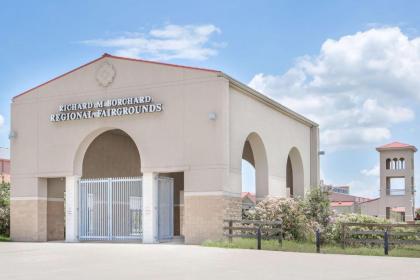Days Inn by Wyndham Robstown - image 5