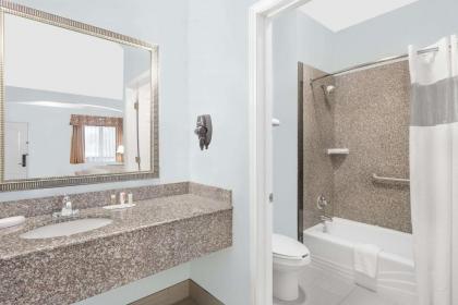 Days Inn by Wyndham Robstown - image 6