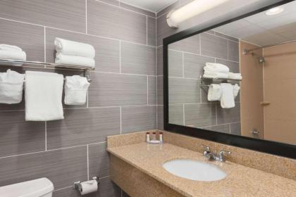 Ramada by Wyndham Rochelle Park Near Paramus - image 3