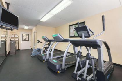Ramada by Wyndham Rochelle Park Near Paramus - image 9