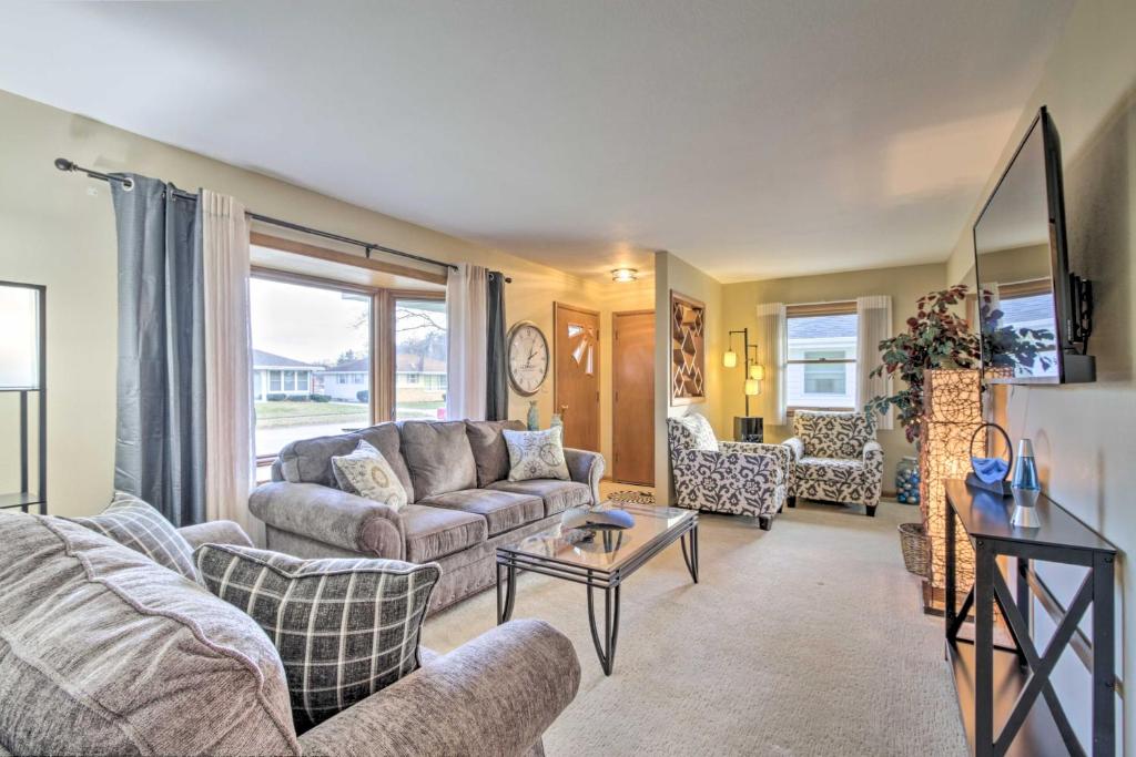Cheerful Rochester Retreat with Workout Room! - image 5